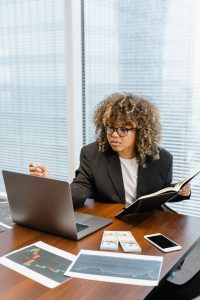 A female forex trader working in the office using a ups system to stay online.